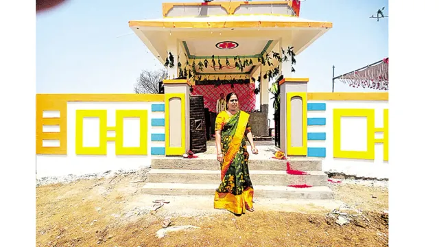Telangana : భర్తకు గుడి కట్టించిన భార్య.. ఎక్కడంటే