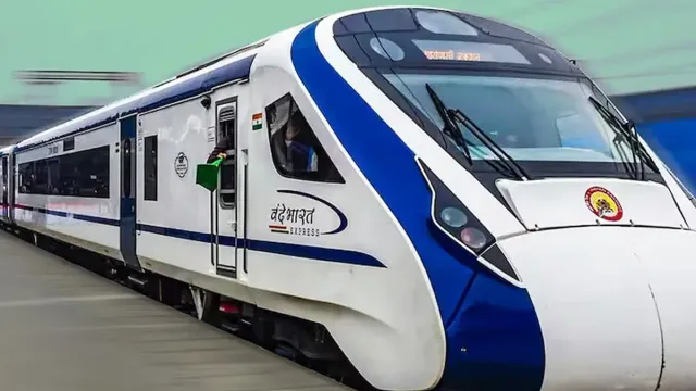 Vande Bharat: వందే భారత్ రైలు రూఫ్‌ నుంచి కారిన నీరు