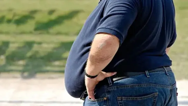 Men'sStomach: ఈ ఆసనాలు వేస్తే మగవారి వేలాడే పొట్ట కరగాల్సిందే