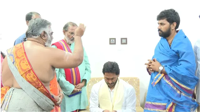 మళ్లీ సీఎం కావాలి.. జగన్ కు వేదపండితుల ఆశీర్వాదం!