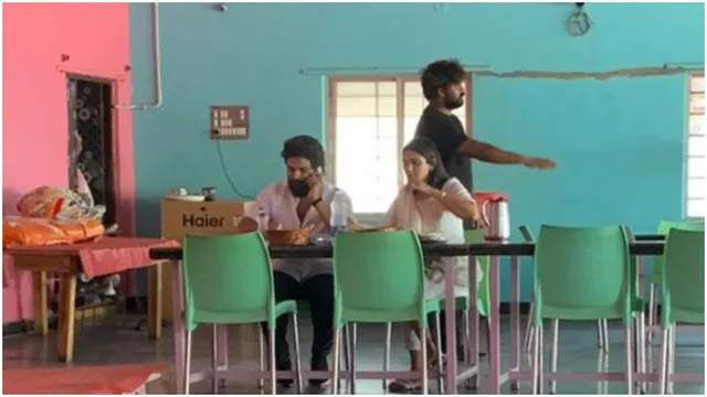 Allu Arjun : భార్యతో కలిసి దాబాలో లంచ్ చేసిన అల్లు అర్జున్.. బన్నీ సింప్లిసిటీకి ఫ్యాన్స్ ఫిదా!