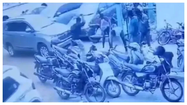 Tamilnadu : నడిరోడ్డు పై ఓ వ్యక్తిని కత్తులతో నరికి చంపిన 6 గురు దుండగులు..