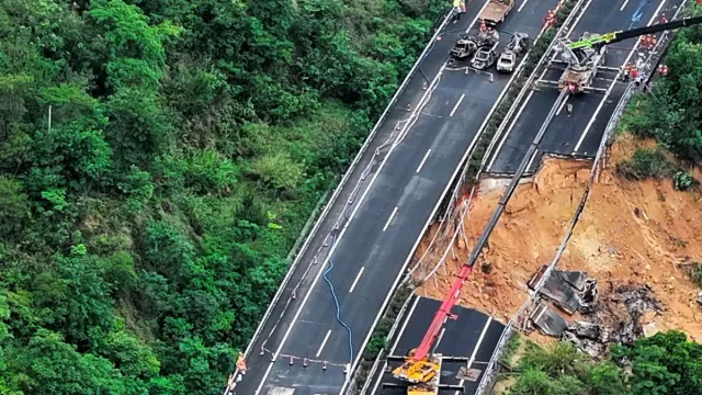 China: కుప్పకూలిన రోడ్డు.. 19 మంది మృతి