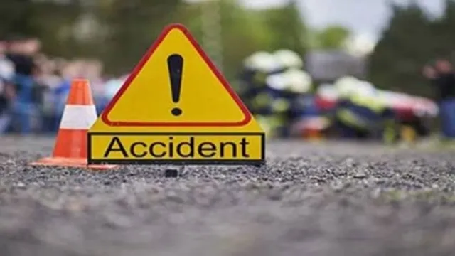 Road Accident : ఘోర రోడ్డు ప్రమాదం.. ఇద్దరు బీటెక్‌ విద్యార్థులు మృతి!