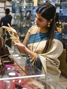 నిలకడగా బంగారం ధరలు.. కాస్త తగ్గిన వెండి ధరలు!