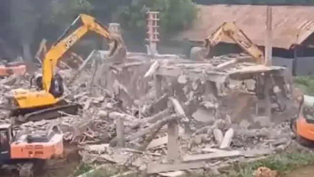 Andhra Pradesh: మరోచోట వైసీపీ కార్యాలయం కూల్చివేత.. పార్టీ శ్రేణులు ఆందోళన