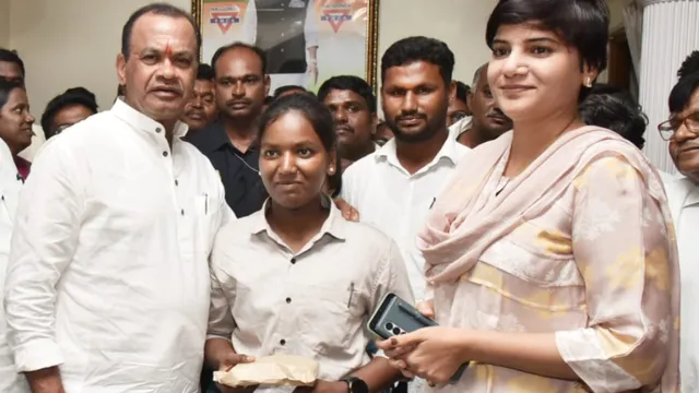 ఐఐఎంలో సీటు సాధించిన విద్యార్థికి కోమటిరెడ్డి సాయం