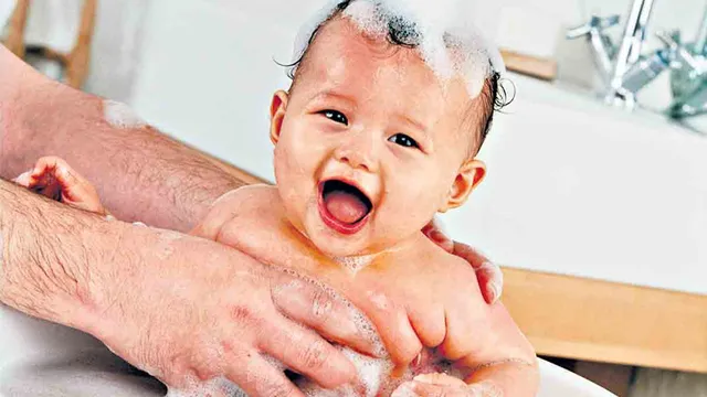 Bath: తలస్నానం చేసేటప్పుడు నేరుగా బిడ్డ తలపై నీళ్లు పోస్తే ఏమౌతుంది?