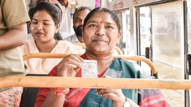 ఆర్టీసీ బస్సులో ప్రయాణించిన మంత్రి సీతక్క