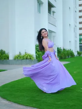 వయ్యారాలు ఒలకబోస్తోన్న బిగ్ బాస్ బ్యూటీ