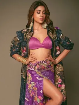 స్టైలీష్ లుక్ లో అందరినీ ఆకట్టుకుంటున్న శ్రియా..!