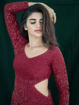 నెట్టింట్లో వర్ష అందాల రచ్చ..!