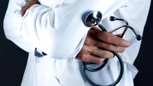 Crime News: ఛీ వీడేం డాక్టర్.. కోరిక తీర్చాలని వైద్య సిబ్బందిని వాట్సప్ లో వేధిస్తూ..!