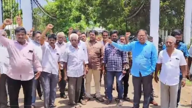 AP: ధాన్యం బకాయిలు వెంటనే చెల్లించాలి.. కలెక్టర్ కార్యాలయం ఎదుట రైతుల ఆందోళన..!