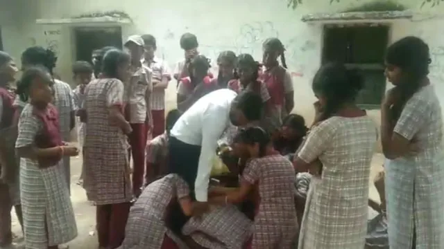 TS: దయచేసి ఉండండి సారూ.. ఉపాధ్యాయుడి కాళ్ళపై పడి బోరున ఏడ్చేసిన విద్యార్థులు.!