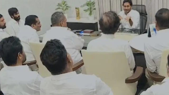 AP: మాజీ సీఎం జగన్ ను కలిసిన వైసీపీ ముఖ్య నాయకులు..!