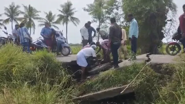 AP: కుంగిన కల్వర్టు.. 8 గ్రామాలకు రాకపోకలు బంద్..!