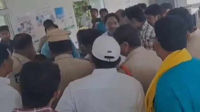 AP: సచివాలయంలో స్వల్ప ఉద్రిక్తత.. చంద్రబాబు, పవన్ ఫొటో ఏర్పాటు విషయంలో వివాదం..!