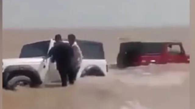 Viral Video: ఖరీదైన స్టంట్.. ఇన్‌స్టాగ్రామ్ రీల్ కోసం సముద్రంలోకి వెళ్లిన యువకులకు ఊహించని షాక్..!