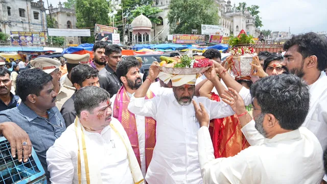 Bhatti Vikramarka: అమ్మవారికి పట్టు వస్తాలను సమర్పించిన డిప్యూటీ సీఎం భట్టి