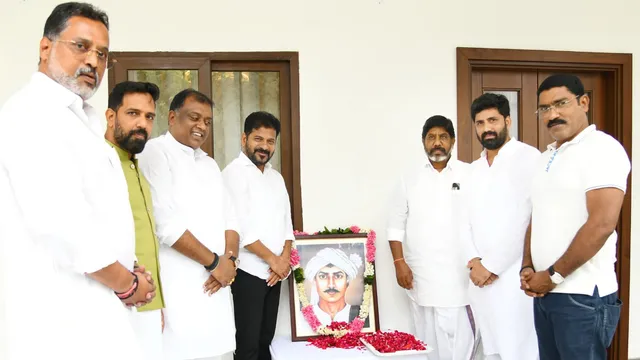 దొడ్డి కొమురయ్యకు సీఎం నివాళి