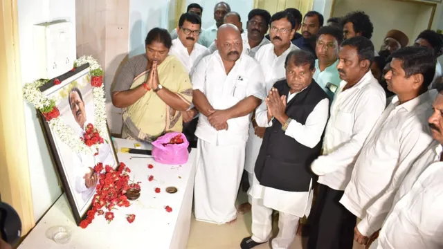 డీఎస్ కు సీతక్క నివాళి