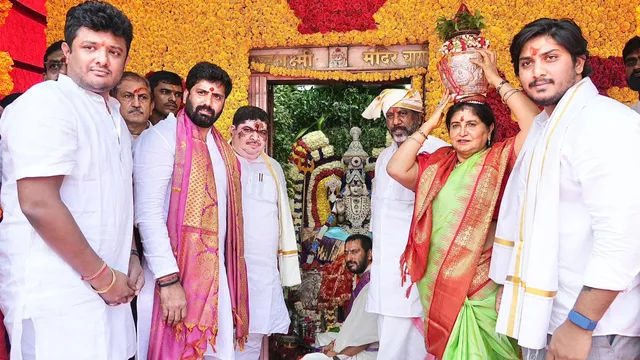 లాల్ దర్వాజా బోనాల వేడుకల్లో డిప్యూటీ సీఎం భట్టి ఫ్యామిలీ