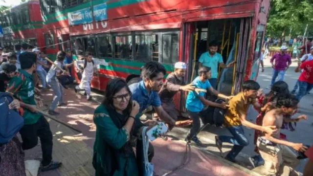 Bangladesh: విద్యార్ధుల నిరసనతో అట్టుడుకుతున్న బంగ్లాదేశ్