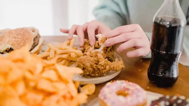 Junk Food: ఒత్తిడిలో జంక్ ఫుడ్ తింటే జరిగేది ఇదే!