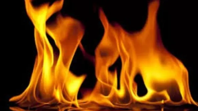 Crime News: దారుణం.. అందరిముందే  నిప్పంటించుకున్నాడు