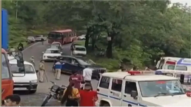 Gujarath: గుజరాత్‌లో లోయలో పడ్డ బస్సు.. ఇద్దరు మృతి