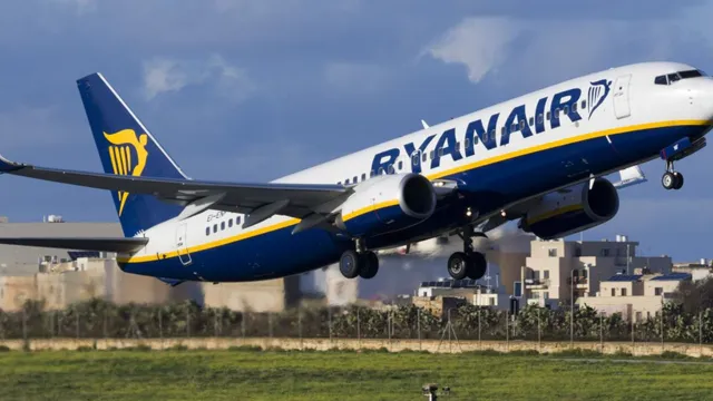 London : విమానంలో కొట్టుకున్న ప్యాసింజెర్లు.. ఎమర్జెన్సీ ల్యాండింగ్