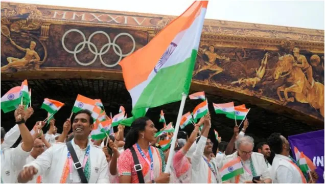 Paris Olympics: ఒలింపిక్స్ పరేడ్‌లో మెరిసిన భారత జెండా