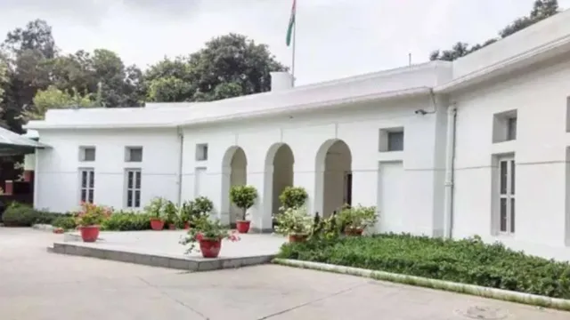 Government Quarters: మాజీలూ వెంటనే ప్రభుత్వ బంగ్లాలు ఖాళీ చేయండి! వారికి నోటీసులు!!