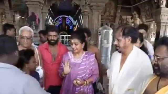 YSRCP Roja: పారిశుధ్య కార్మికులను దగ్గరకు రావొద్దన్న రోజా.. దుమ్మెత్తిపోస్తున్న నెటిజెన్లు!