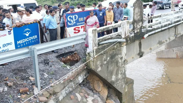 గుండ్లవాగు వరద ప్రవాహాన్ని పరిశీలించిన సీతక్క