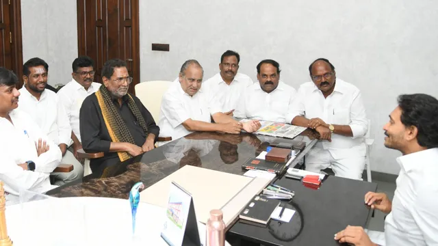 జగన్ ను కలిసిన ముద్రగడ