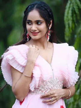బేబీ పింక్ కలర్ డ్రెస్‌లో బ్యూటిఫుల్‌గా కోయిలమ్మ ..!