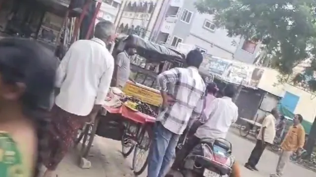 AP : కేజీ నేరేడు పండ్ల కోసం కొట్లాట.. వీధి వ్యాపారిపై పంచాయితీ సెక్రటరీ దౌర్జన్యం..!