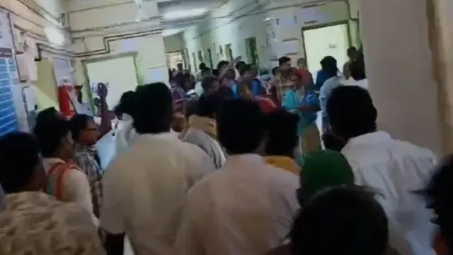 AP:  కర్నూలు జిల్లాలో ఉద్రిక్తత.. కొట్టుకున్న టీడీపీ వైసీపీ శ్రేణులు..!