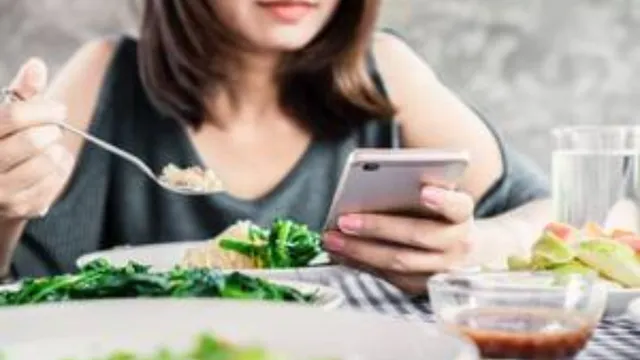Phone: భోజనం చేసేటప్పుడు మీ ఫోన్ స్విచ్ ఆఫ్ చేయండి.. లేకపోతే ఈ వ్యాధులు తప్పవు