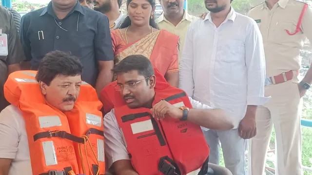 AP : పర్యాటక బోట్లను పరిశీలించిన టూరిజం మంత్రి.!