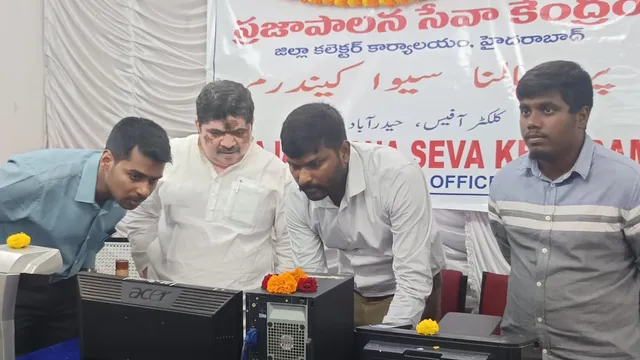 ప్రజా పాలన సేవా కేంద్రాన్ని పరిశీలించిన పొన్నం