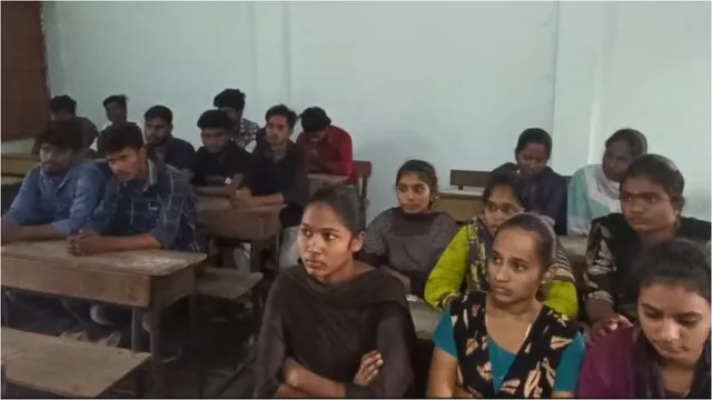 Nellore: మా సమస్యలను తీర్చండి.. ప్రభుత్వ కళాశాల విద్యార్థుల ఆందోళన..!
