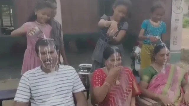 బదిలీపై వెళ్తున్న ఉపాధ్యాయులకు పాలాభిషేకం-VIDEO