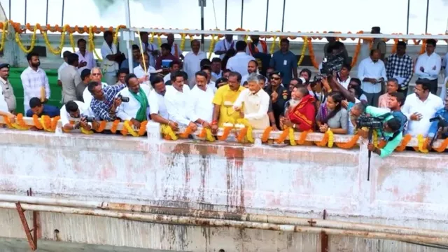 కృష్ణమ్మకు సీఎం చంద్రబాబు జలహారతి