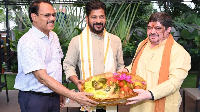 సీఎం రేవంత్ ను కలిసిన మంత్రి పొన్నం