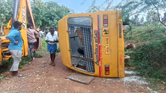 AP: స్కూల్ బస్సు బోల్తా..విద్యార్థిని మృతి!