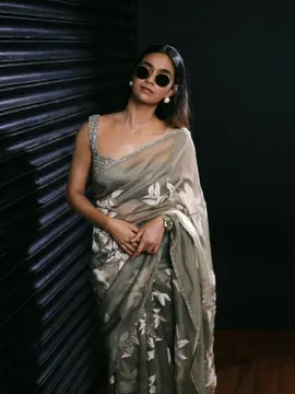 సిల్క్ చీరలో మహానటి గ్లామర్ లుక్ అదుర్స్..!