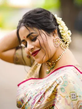 ట్రెడిషనల్ లుక్‌లో మలయాళ బ్యూటీ..!